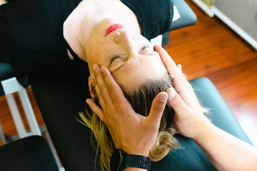 Physiotherapie, Krankengymnastik und Massage für Patienten aus Breitenfelde » Physiotherapie in Mölln - Physio MED - Gesundheitszentrum Massage während der Physiotherapie in Breitenfelde