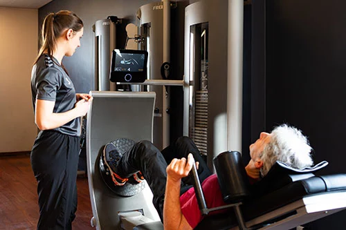 Physiotherapie nach einer Operation in der Nähe von Breitenfelde » Physiotherapie in Mölln - Physio MED - Gesundheitszentrum Physiotherapie in der Nähe von Breitenfelde - Physiotherapeutin betreut Patient bei Krankengymnastik nach Operation